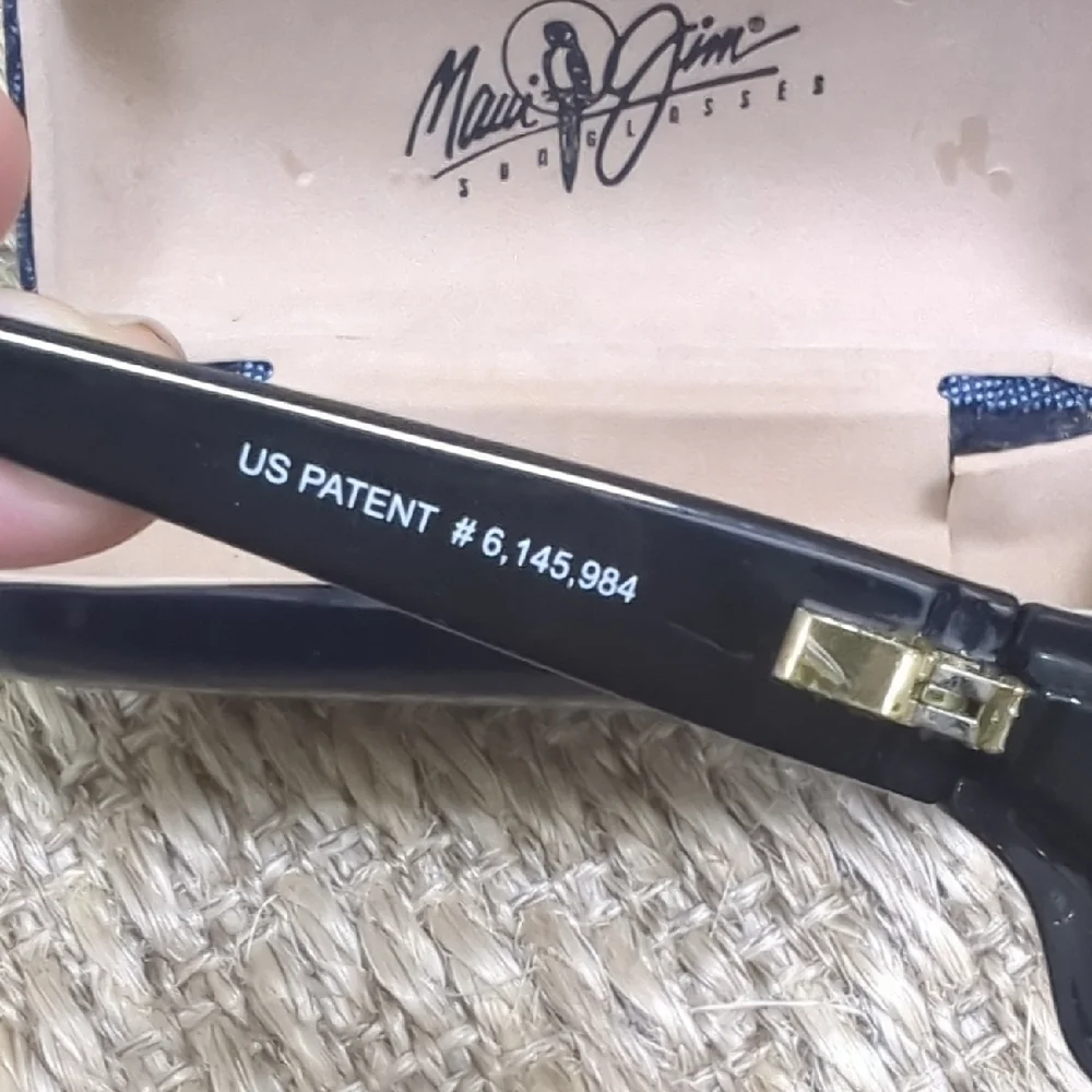 Maui Jim Black Sunglasses with Case - Picture 2 of 4